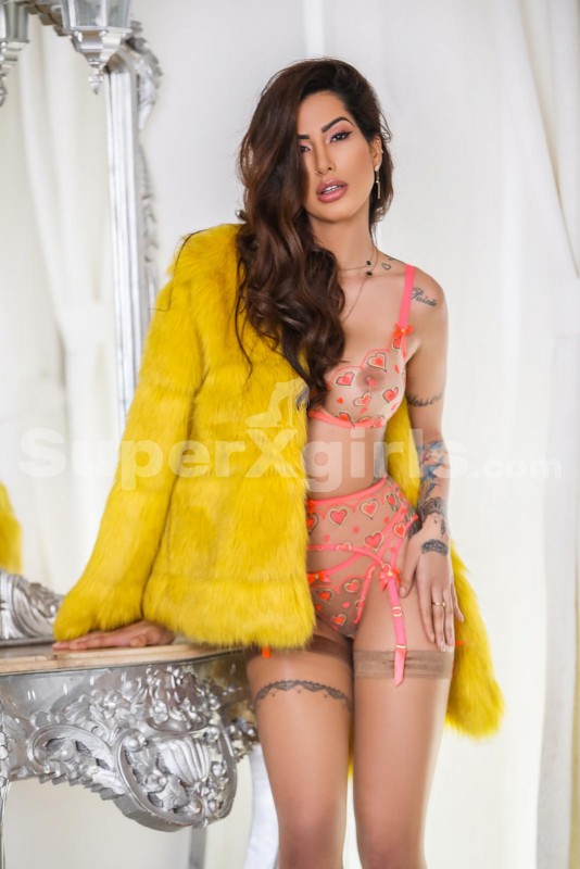 Liah Palad مرافقة أثينا