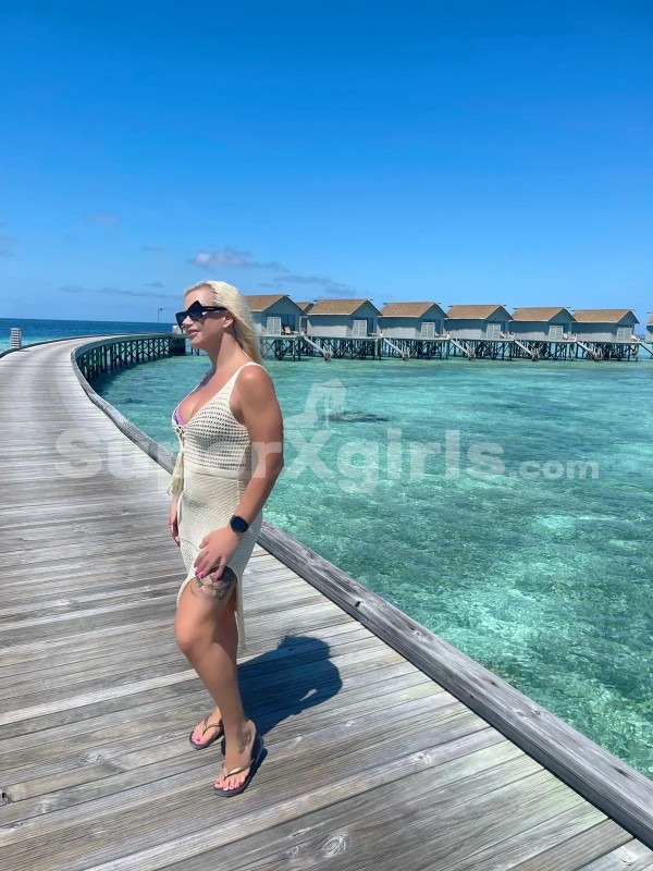 Angela Zisi Kíséret Dubai