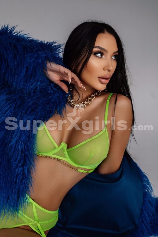 Valeria مرافقة دبي