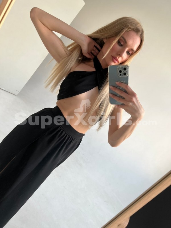 Maria مرافقة باريس