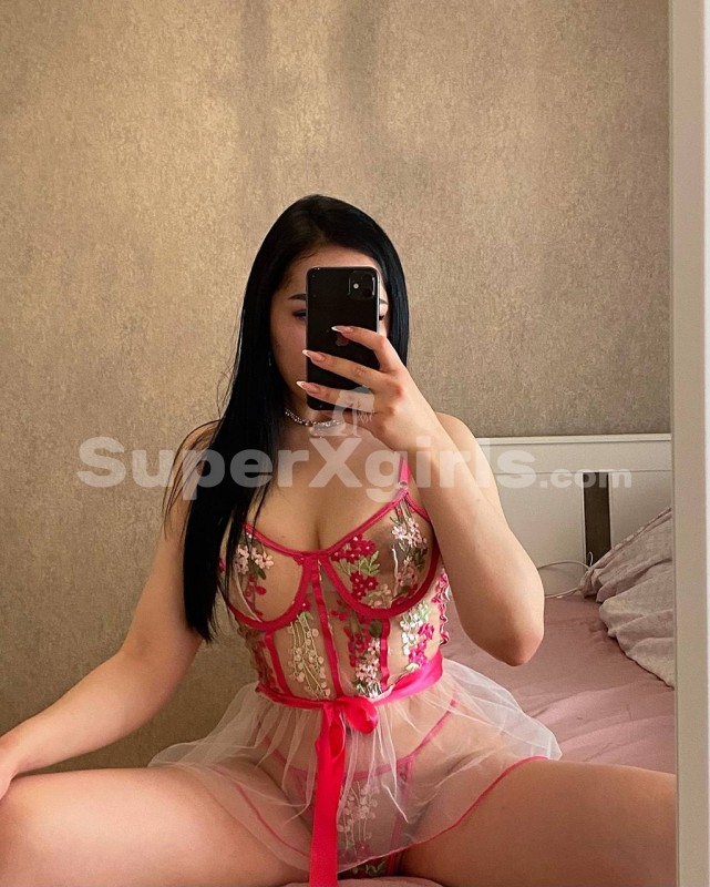 Yoshi مرافقة يريفان