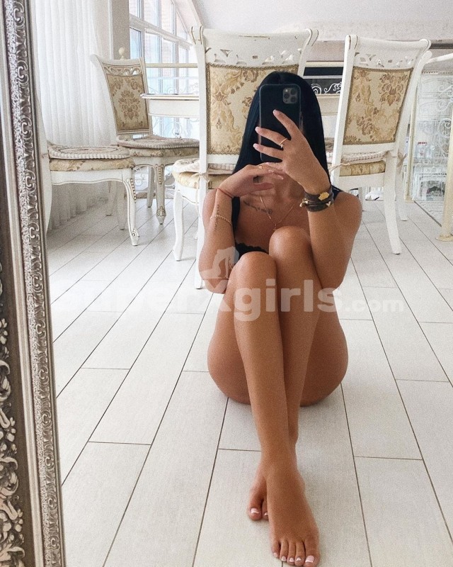 Karina مرافقة دبي