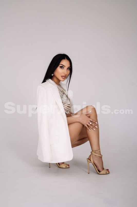 Valeria مرافقة دبي