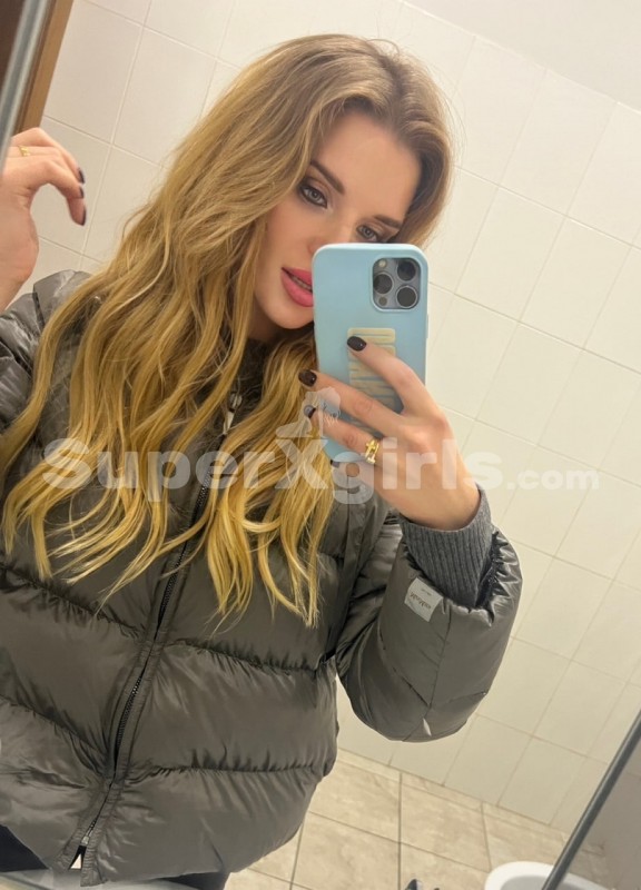 Maria مرافقة باريس