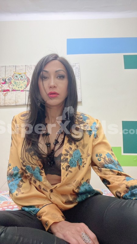 Paula Biase مرافقة أثينا