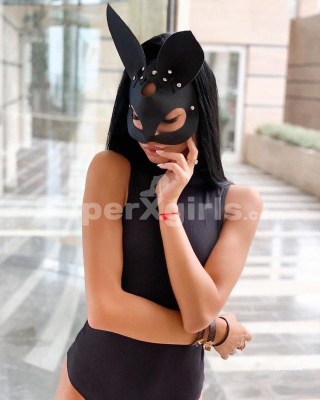 Karina مرافقة دبي